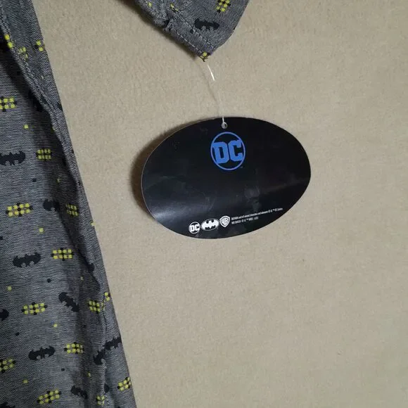 Batman Shirt Men Large Gray Button Up Short Sleeve Batwing DC Comics NEW - Picture 3 of 7